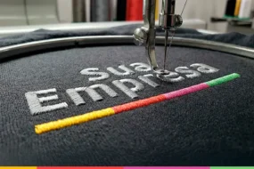 Diferença entre bordado, serigrafia, sublimação e transfer: quando usar cada técnica de personalização